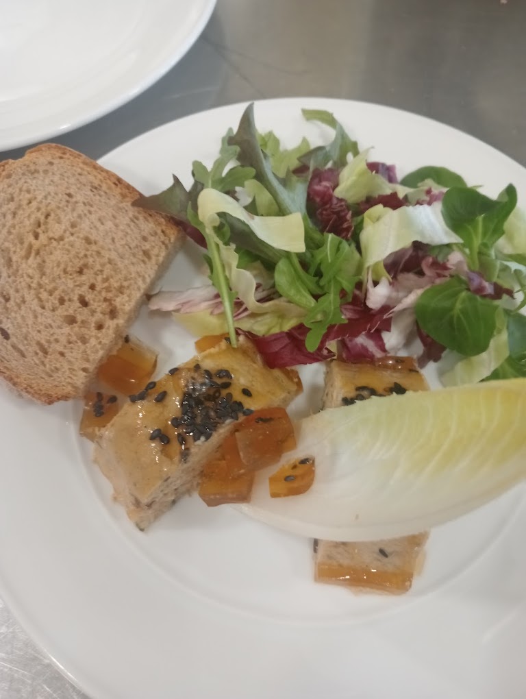Table d’été dressée en terrasse avec plats colorés