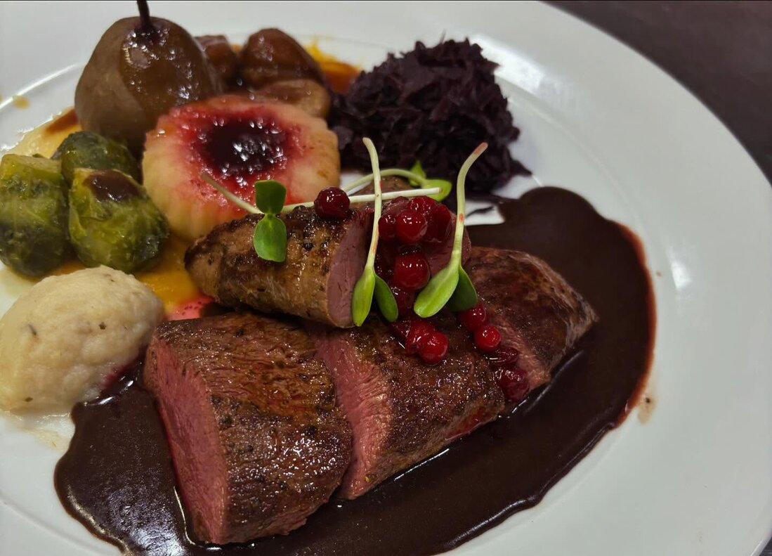 Plat d’automne avec gibier, courge et champignons