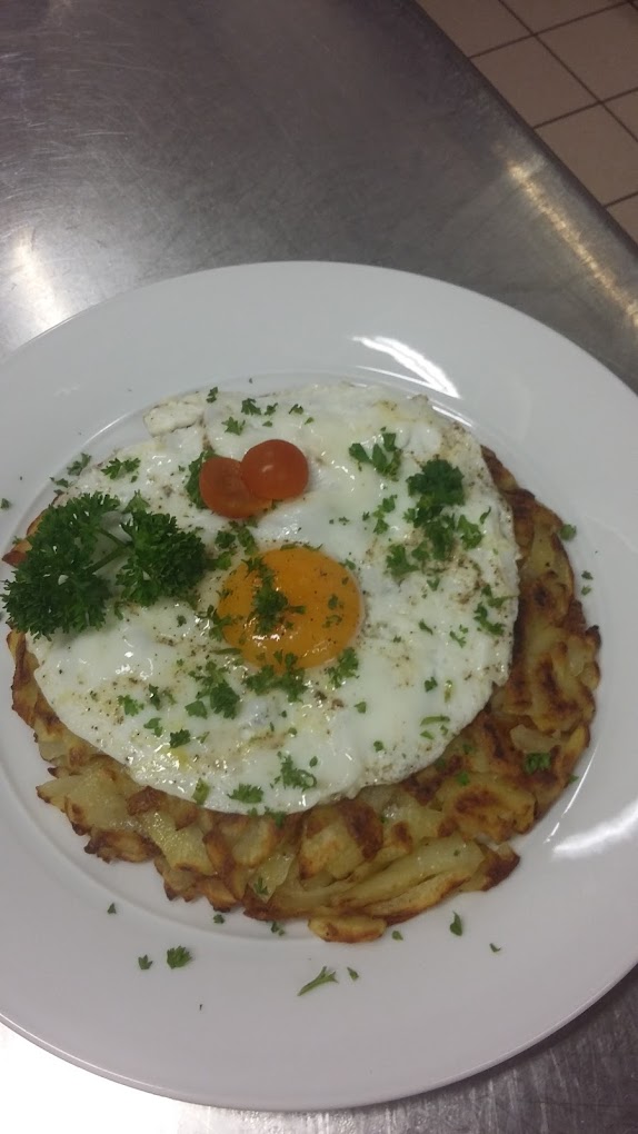 Table d’hiver avec plat mijoté et spécialité au fromage
