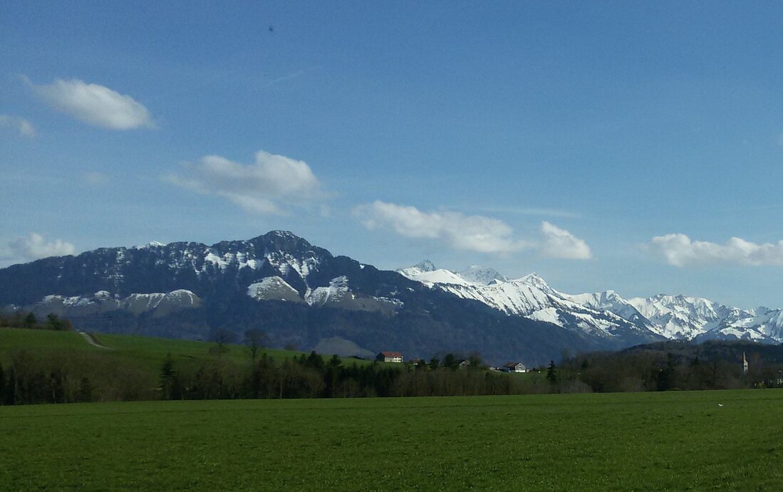 Vue dégagée sur les Préalpes depuis la terrasse du restaurant