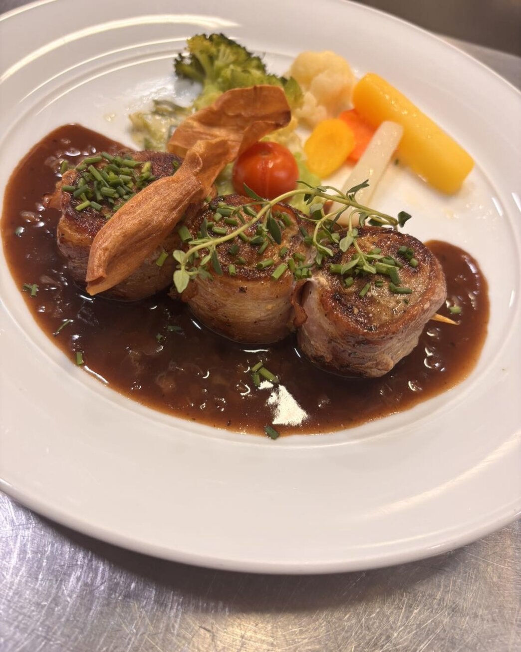 Brochette de mignons de proc laardés avec garnitures de saison