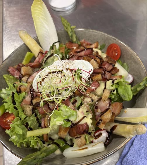 Saldine printanière avec oeuf poché